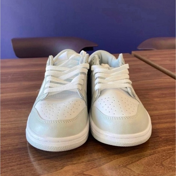 NEW Nike Women’s Dunk Low Grey Gray Photon Dust Size 7/Youth 5.5 - Picture 3 of 6